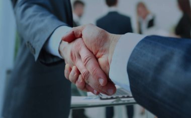 cooperation.businessman el sıkışması kavramı cooperat için davet ediyor.