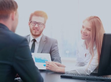 Modern ofiste çalışan insanlar.