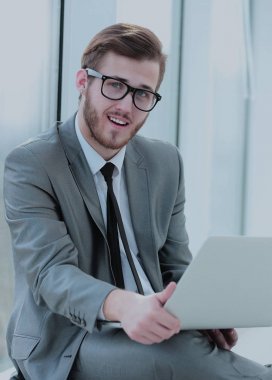 Yakışıklı gülümseyen emin iş adam portresi