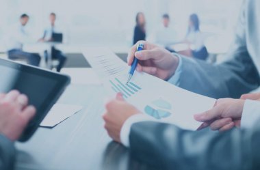 Dijital tablet tutan işadamı