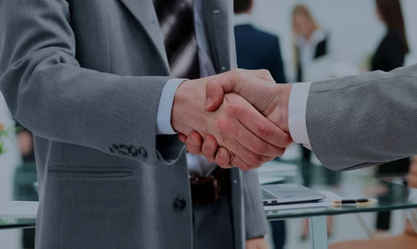 Em sinal de cooperação, os parceiros apertam a mão depois de assinarem — Fotografia de Stock