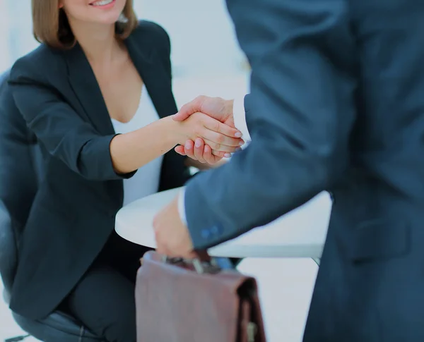 Obchodní handshake v moderní kancelářské — Stock fotografie