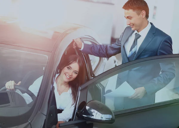 Mujer de negocios elige un coche en la oficina —  Fotos de Stock