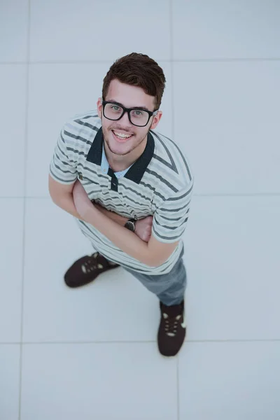 Vista de cima de um jovem homem sorrindo usando óculos — Fotografia de Stock