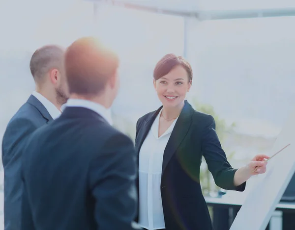 Ritratto di donna d'affari esecutiva che presenta la sua idea ai suoi colleghi all'incontro. Lavoro di squadra . — Foto Stock