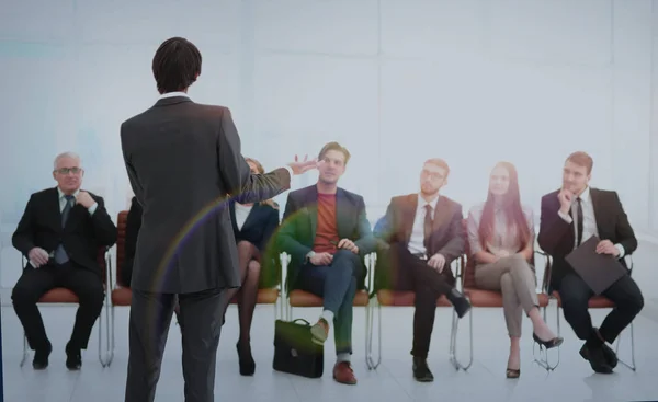 Pracowników, uważnie słuchając swojego szefa na spotkania biznesowe — Zdjęcie stockowe