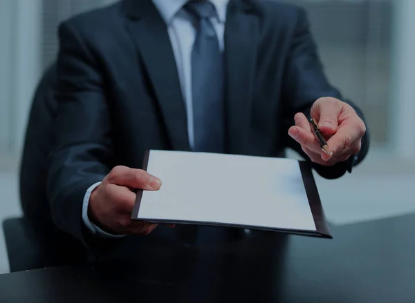 Empresário dando caneta para sua assinatura na área de transferência — Fotografia de Stock