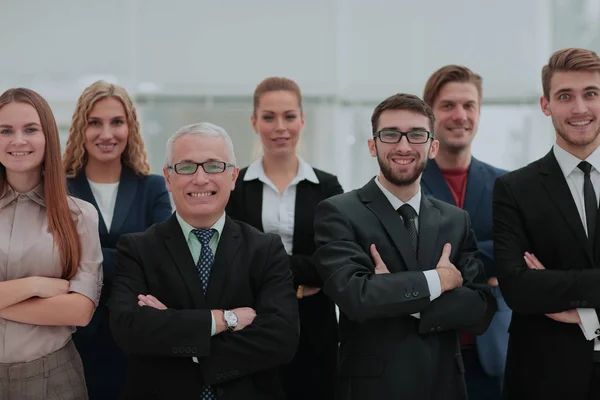 Portrait d'équipe de gens d'affaires prospères regardant la caméra , — Photo