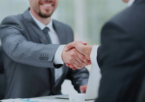 Homem de negócios apertando a mão ao parceiro — Fotografia de Stock