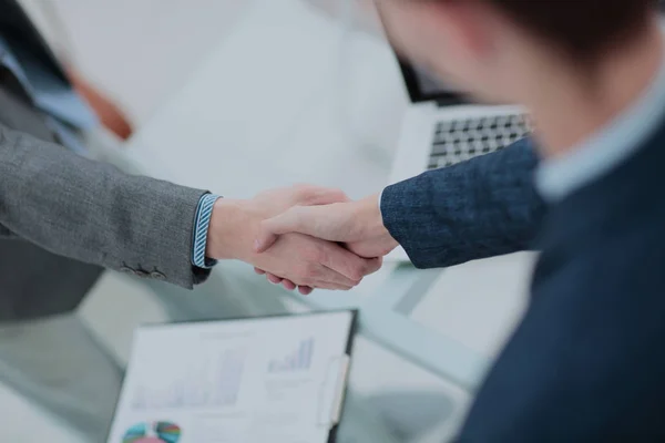 Бізнесмен потискає руки, щоб запечатати угоду зі своїм партнером — стокове фото