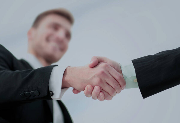 Концепция успеха в бизнесе - рукопожатие партнеров
