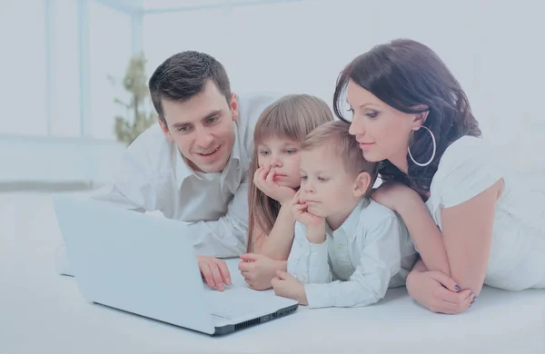 Látszó levegőbe laptop lelkesen család — Stock Fotó