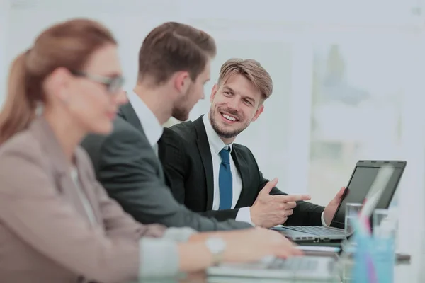 Les gens d'affaires qui travaillent sur ordinateur portable dans un bureau — Photo