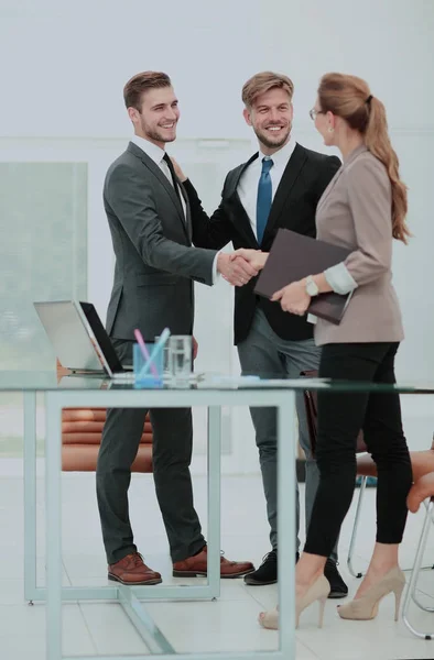 Gente de negocios dándose la mano, terminando una reunión —  Fotos de Stock