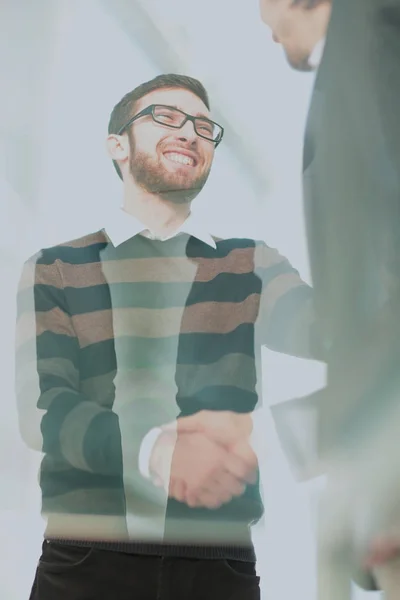 Due uomini che si stringono la mano e si guardano con sorriso — Foto Stock