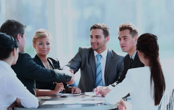 Gente de negocios dándose la mano, terminando una reunión — Foto de Stock