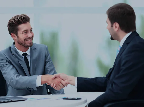 Zwei Geschäftskollegen beim Händeschütteln während eines Meetings — Stockfoto