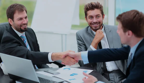 Gente de negocios dándose la mano, terminando una reunión —  Fotos de Stock