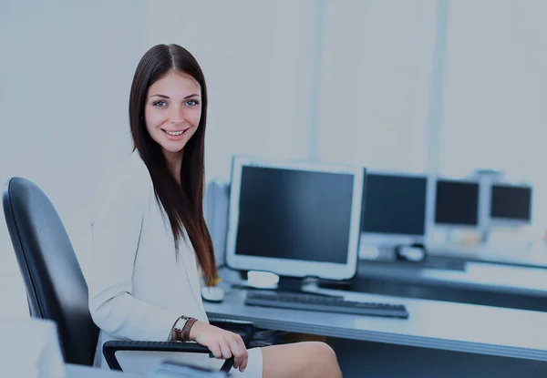 Сучасна бізнес-леді в офісі — стокове фото