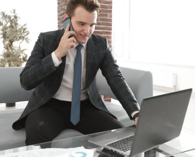 yaratıcı ofisinde çalışan iş adamı