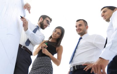 iş takım boş bir flipchart arıyor.