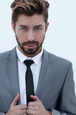 yakışıklı genç gri arka plan üzerinde takım elbiseli