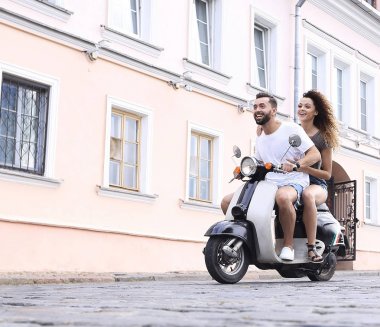 Mutlu çift retro motosiklet sürme tam uzunlukta yan görünüm