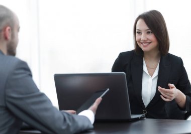 Ofiste masada birlikte çalışan iş adamları