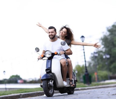 Mutlu çift scooter yaz tatil tatile heyecanlı sürüş