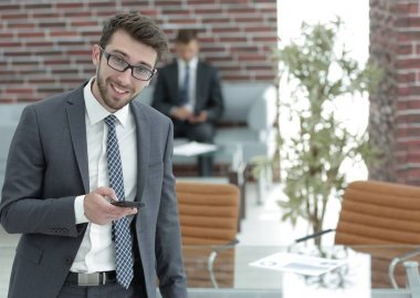 işadamı ile arka plan bulanık Office smartphone