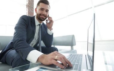 bir meslektaşım bir modern telefon aracılığıyla iş onarma işadamı