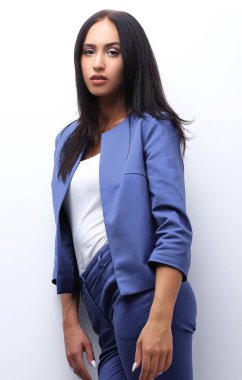 Kameraya bakarak bir genç iş kadını portresi