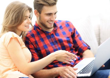 genç kadın sevgilisi gösterilen fotoğraf üstünde laptop.