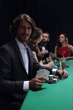 Bir grup fesat poker oyuncusu.