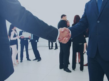 İki iş sözleşmesi, meslektaşlarının yakın duran yapma