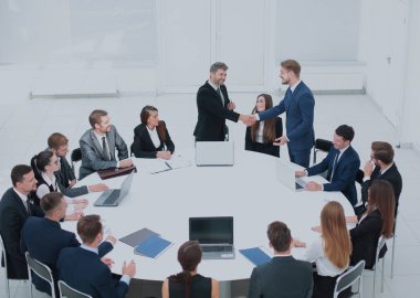 İş takım toplantı seminer eğitim kavramı. El sıkışma