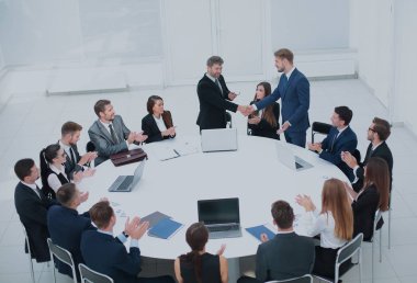 Başarılı anlaşmalar sonra el sıkışın. Yuvarlak masa