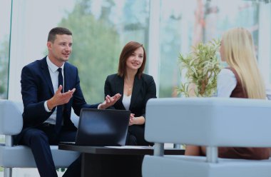 office toplantısında konuşurken mutlu iş adamları