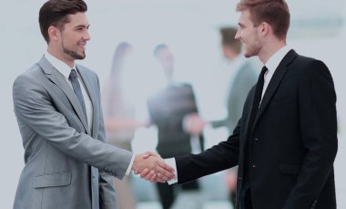 İş adamları toplantı sırasında el sıkışıyor.
