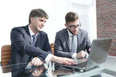 İş arkadaşları çalışma konuları tartışmak