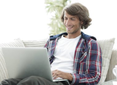 ciddi adam üstünde laptop evde çalışma