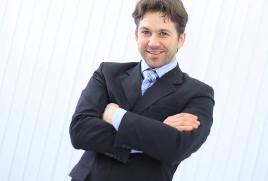 mutlu gülümseyen genç işadamı portresi