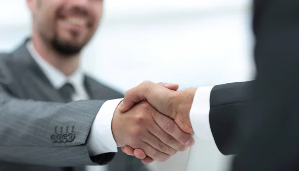 Крупный план .handshake деловых партнеров на рабочем столе — стоковое фото