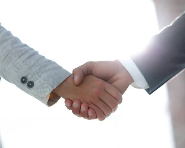 Geschäftsleute schütteln vereinzelt Hände auf weißem Hintergrund — Stockfoto
