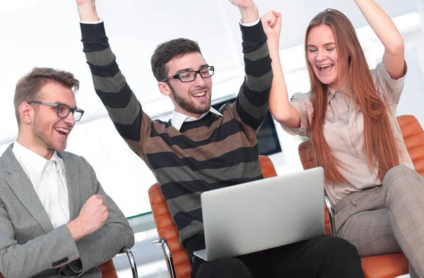 Tre glada anställda som får goda nyheter tillsammans på linjen — Stockfoto