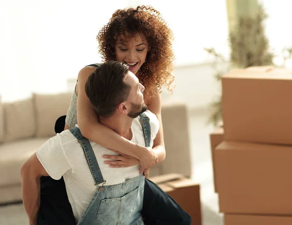 Σύζυγος και η σύζυγος είναι στην ευχάριστη θέση να κινηθεί προς ένα νέο διαμέρισμα. — Φωτογραφία Αρχείου
