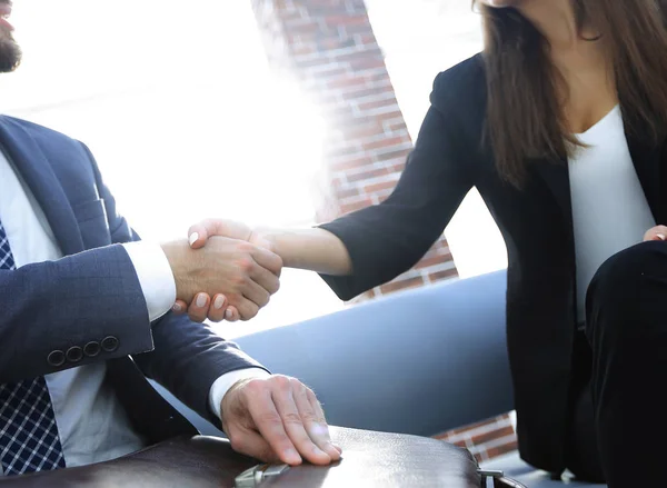 Geschäftsmann schüttelt seiner Partnerin die Hand, um einen Deal zu besiegeln — Stockfoto