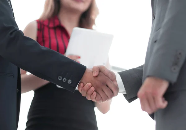 Uomini d'affari che stringono la mano dopo un buon affare. Concetto aziendale — Foto Stock