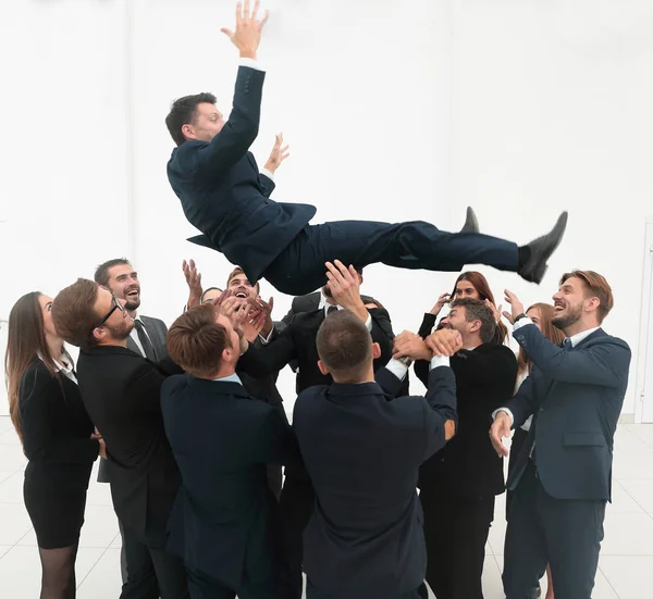 Grande equipe de negócios balançando seu líder . — Fotografia de Stock