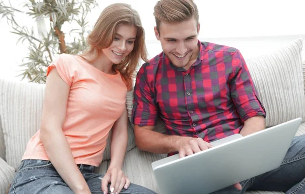 Szczęśliwa nowoczesna para surfuje po sieci i pracuje na laptopie w domu — Zdjęcie stockowe